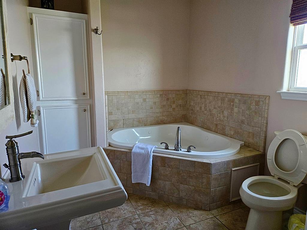 1327 Emerald Drive, Crystal Beach, Texas image 28