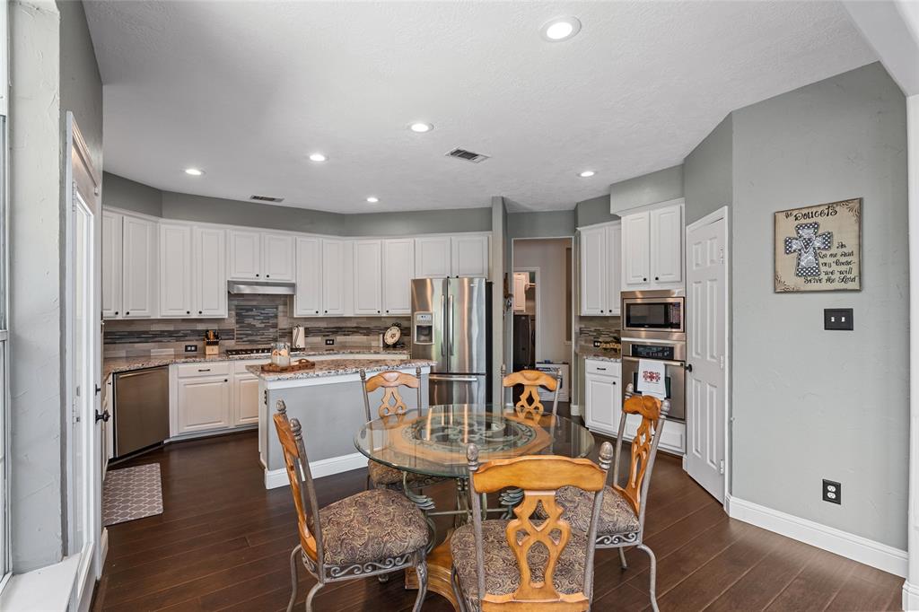 39 S Downy Willow Circle, The Woodlands, Texas image 16
