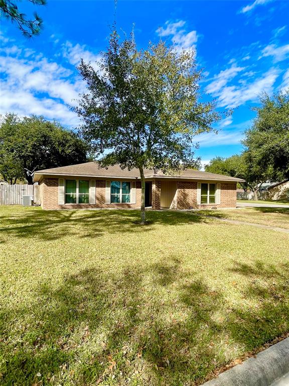 902 Buttercup Drive, Edna, Texas image 2