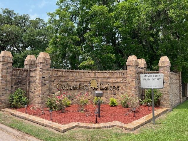 209 Montclaire Dr Drive, West Columbia, Texas image 1