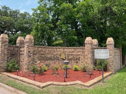 Photo of 209 Montclaire Dr Drive, West Columbia, TX 77486 (MLS # 25391141) Photo of 209 Montclaire Dr Drive, West Columbia, TX 77486 (MLS # 25391141)