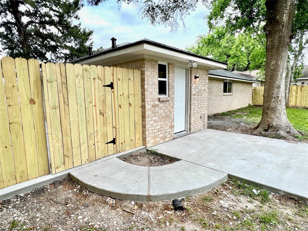 813 Cedar Lawn Drive, Alvin, Texas image 25