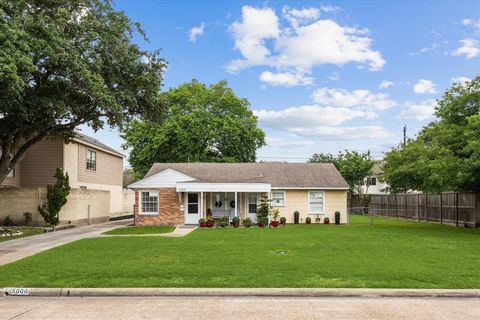 Single Family Residence in Bellaire TX 5006 Locust Street.jpg