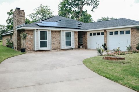 Single Family Residence in West Columbia TX 330 Amherst Drive 1.jpg