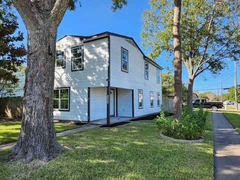 Photo of 1202 3rd Avenue N, Texas City, TX 77590 (MLS # 32022273)