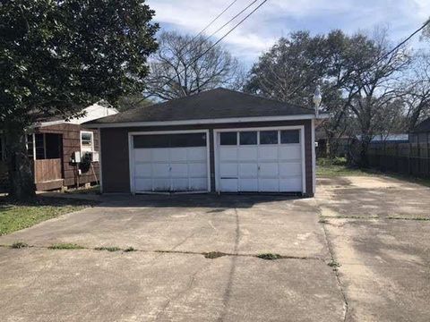 A home in Clute