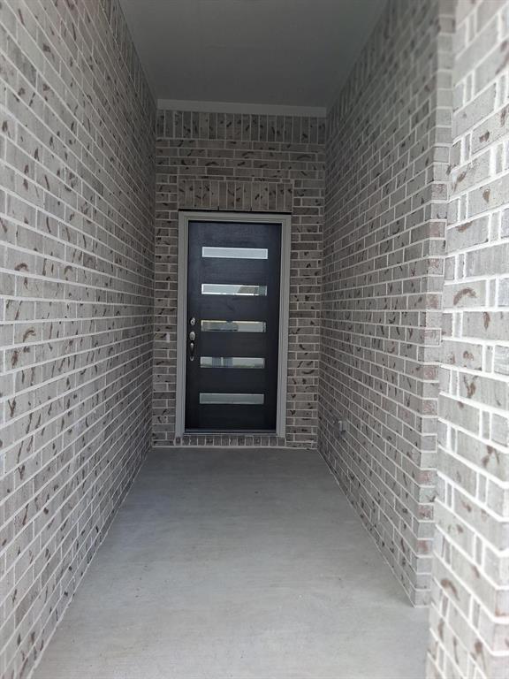 1915 Parks Edge Lane, Angleton, Texas image 2