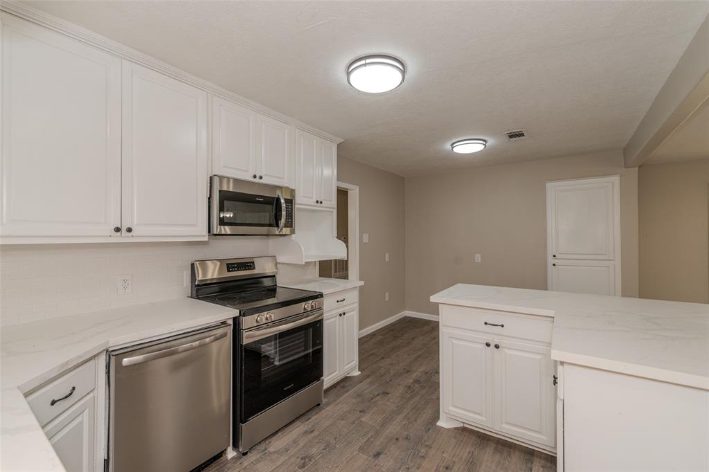 895 Morning Glory Drive, Bridge City, Texas image 9
