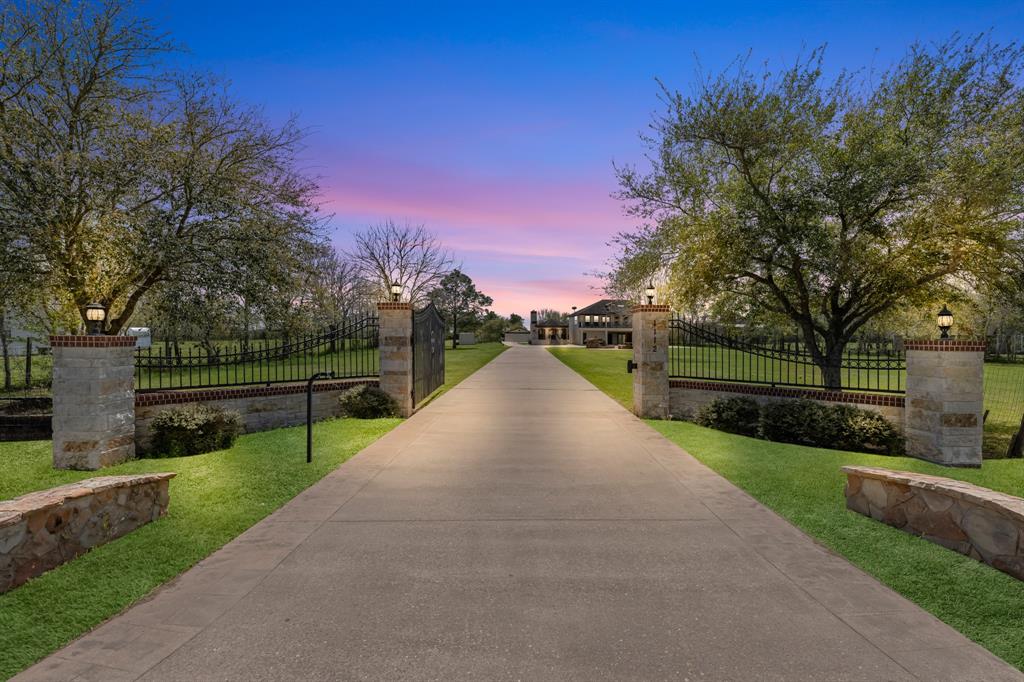 1112 Misty Way Drive, Crosby, Texas image 1