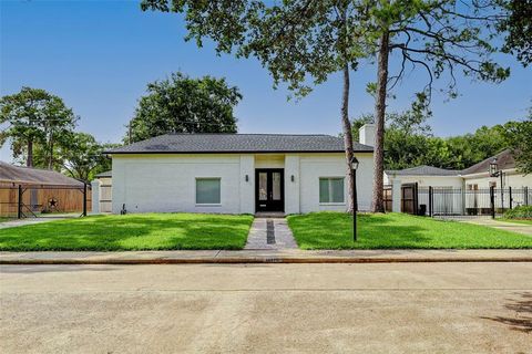 Photo of 10118 Briar Rose Drive, Houston, TX 77042 (MLS # 12251153)