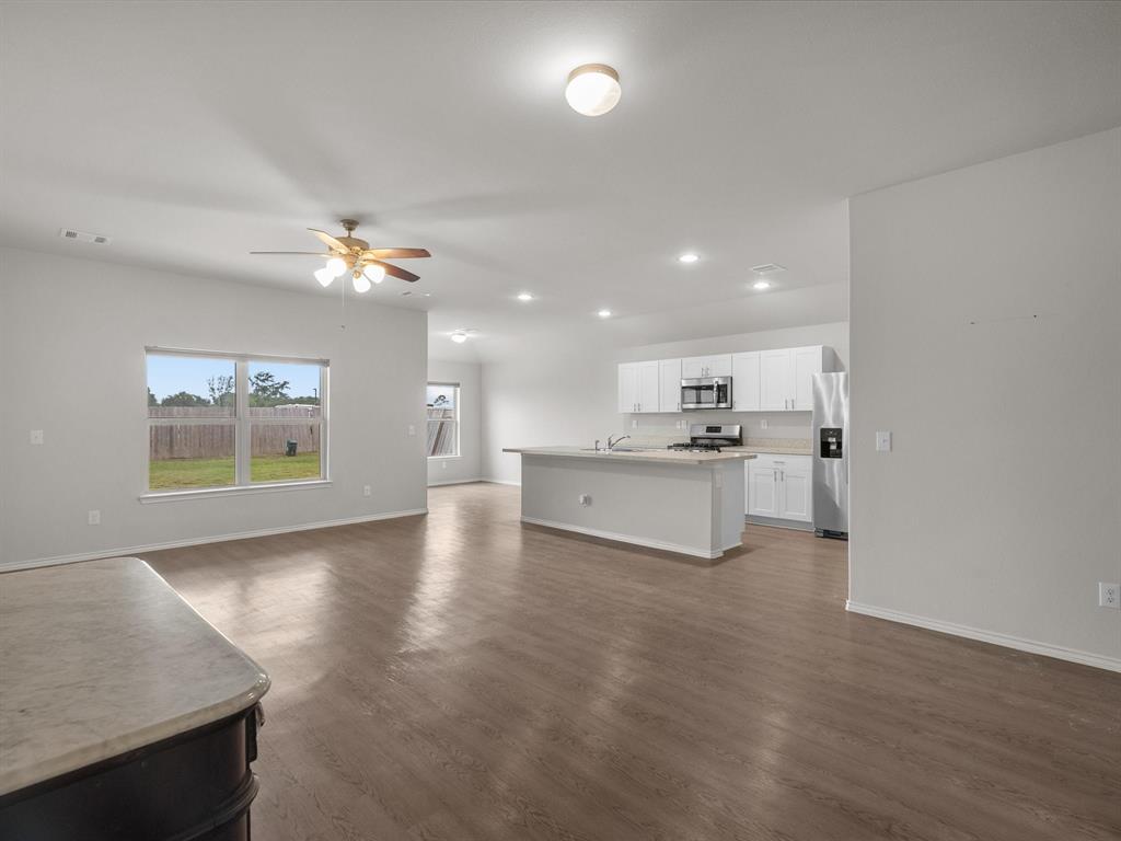 638 W Fairway Lake Dr, Alvin, Texas image 6