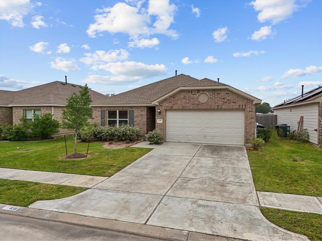 638 W Fairway Lake Dr, Alvin, Texas image 2