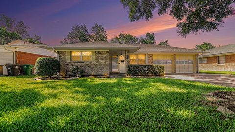 Single Family Residence in Houston TX 5522 Turtle Creek Road.jpg