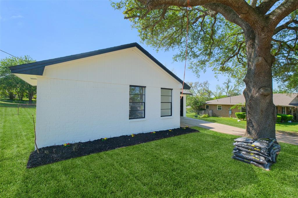 221 N Baron Street, Bellville, Texas image 3