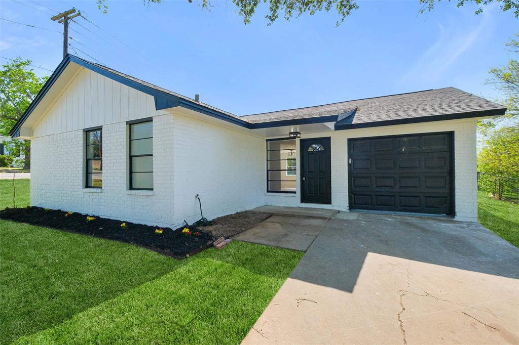 221 N Baron Street, Bellville, Texas image 1