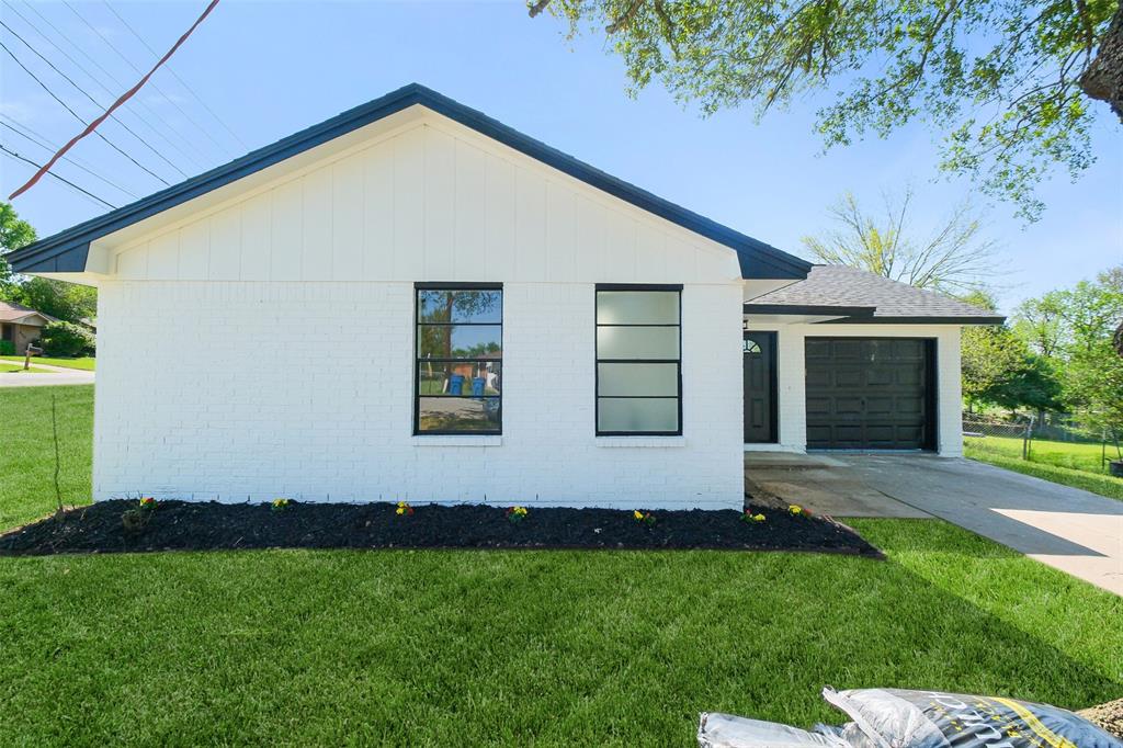 221 N Baron Street, Bellville, Texas image 2