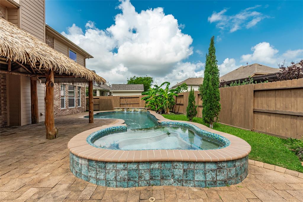 2088 Falling Forest Ln, League City, Texas image 9