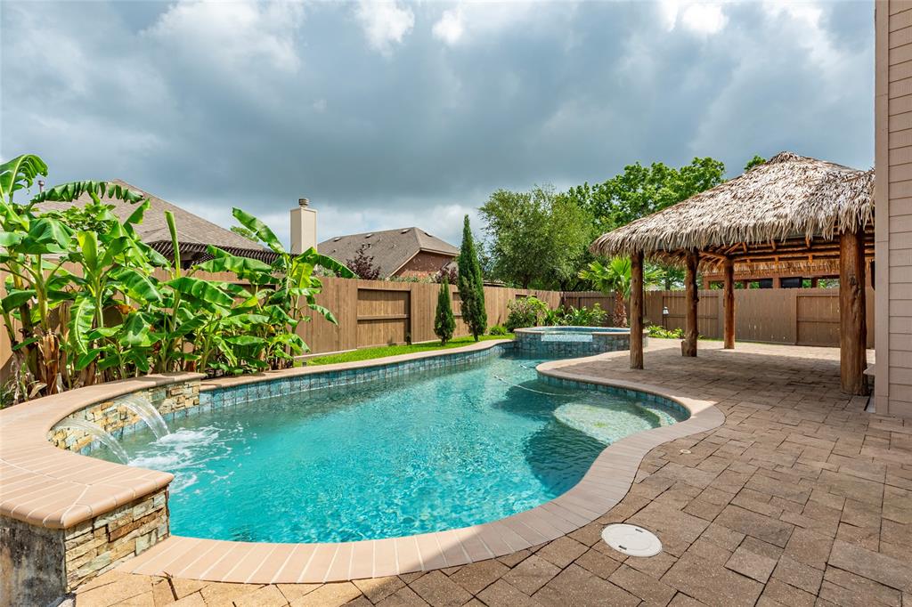 2088 Falling Forest Ln, League City, Texas image 8