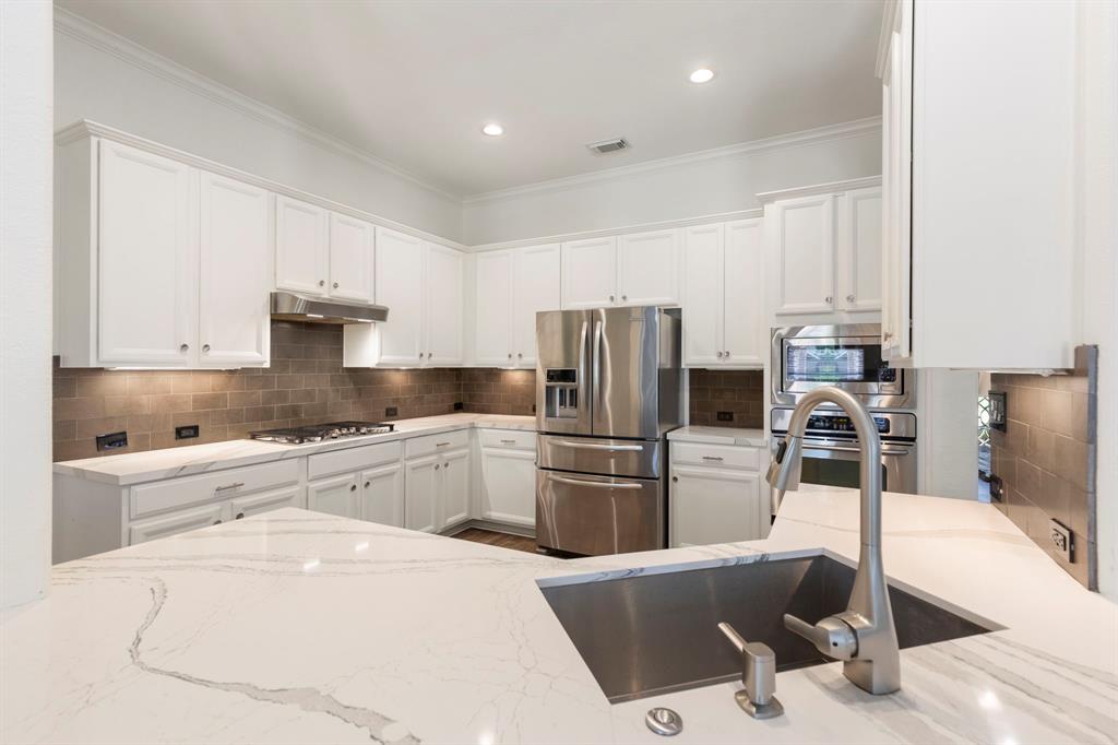 6919 Lake Cove Point Lane, Spring, Texas image 12