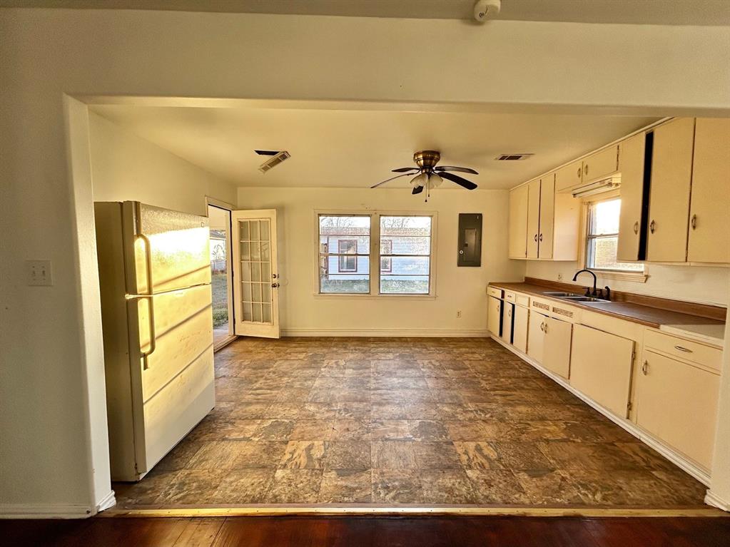 1943 N Avenue H, Freeport, Texas image 3