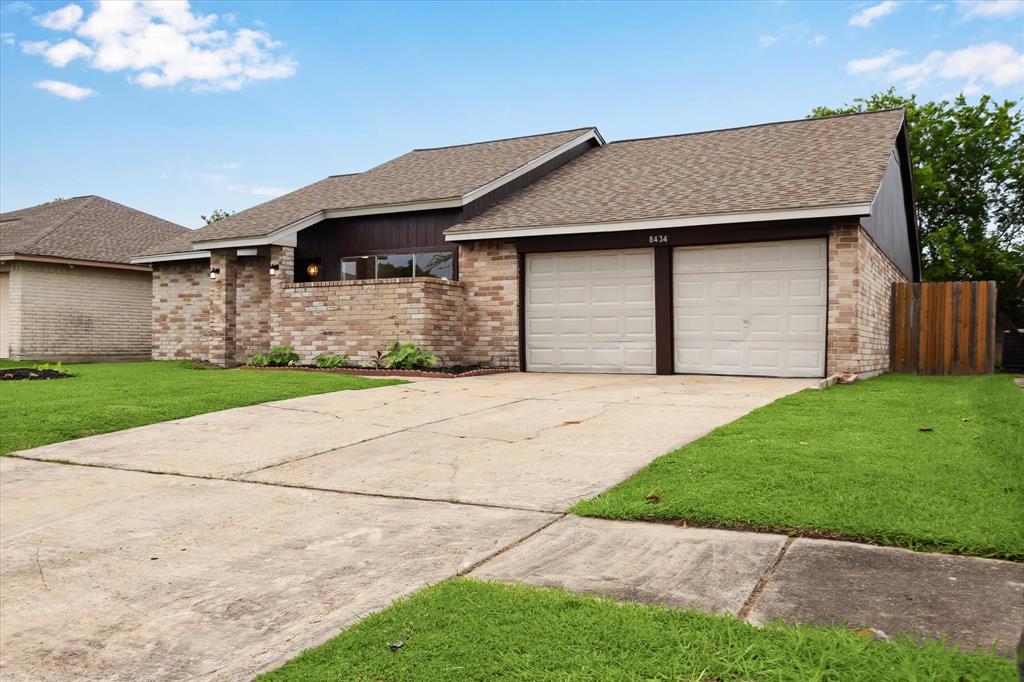 8434 Bird Run Drive, Missouri City, Texas image 2