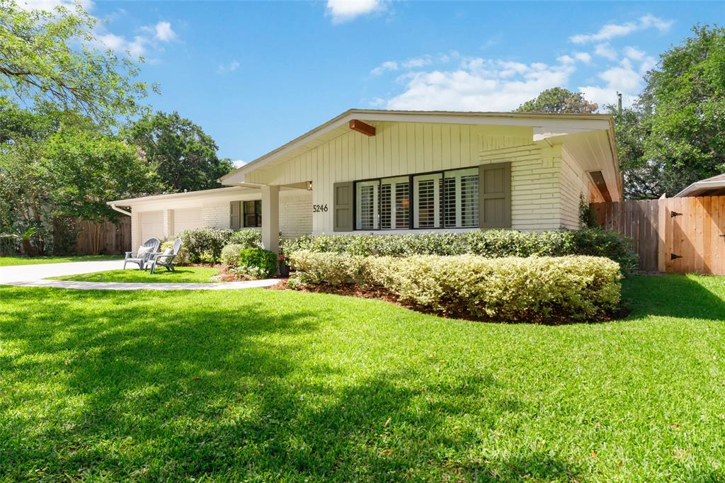 5246 Creekbend Drive, Houston, Texas image 2