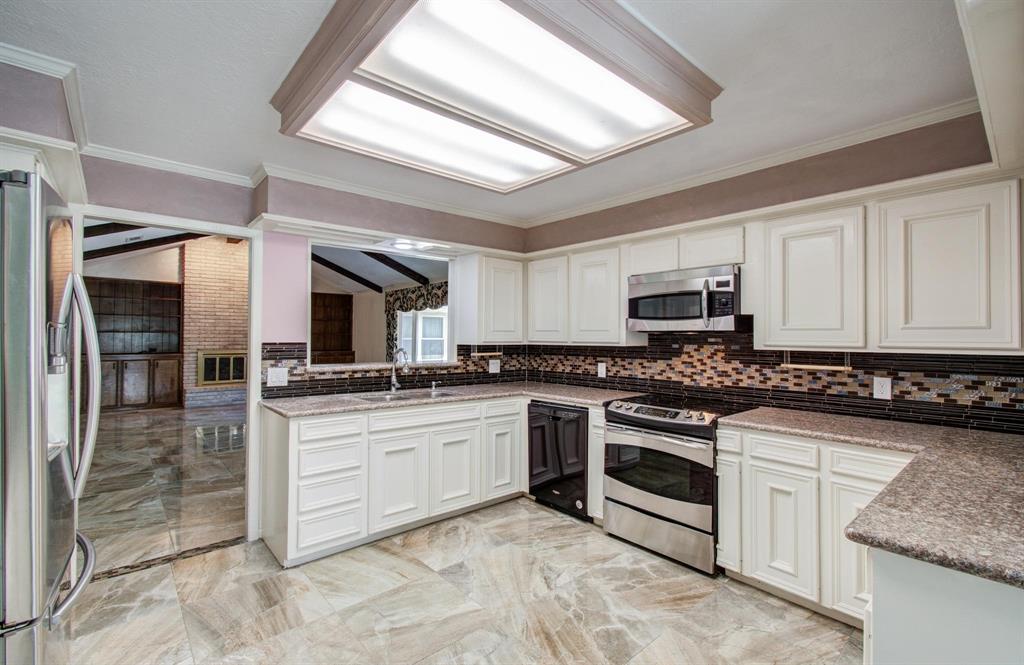 607 Misty Lane, Friendswood, Texas image 11