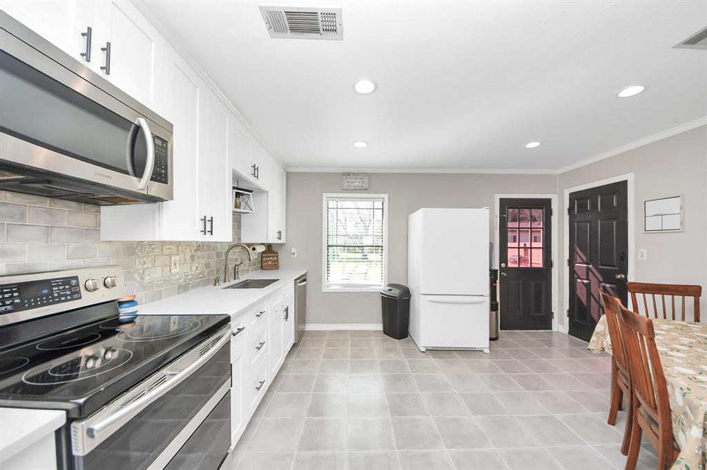 710 Dezso Drive, Alvin, Texas image 13
