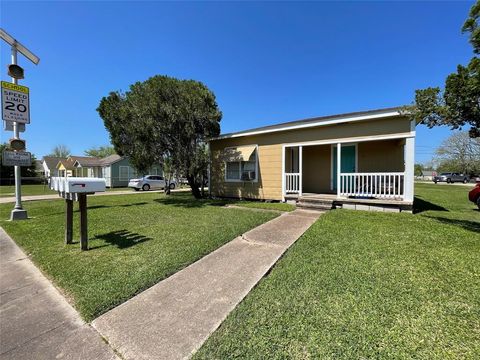 Photo of 302 N Avenue B, Freeport, TX 77541 (MLS # 28164169) Photo of 302 N Avenue B, Freeport, TX 77541 (MLS # 28164169)