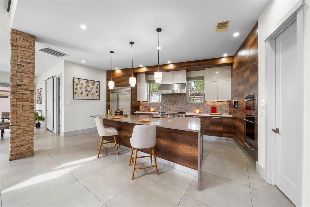 Photo 9 of 50 of 415 W 31st Street house