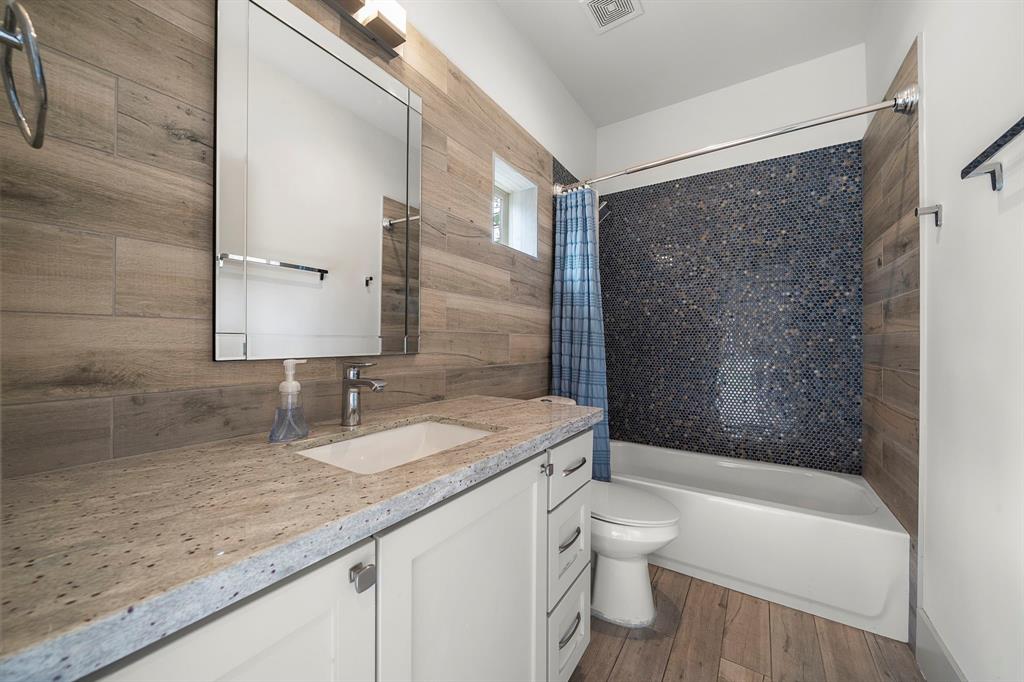 Photo 33 of 50 of 415 W 31st Street house