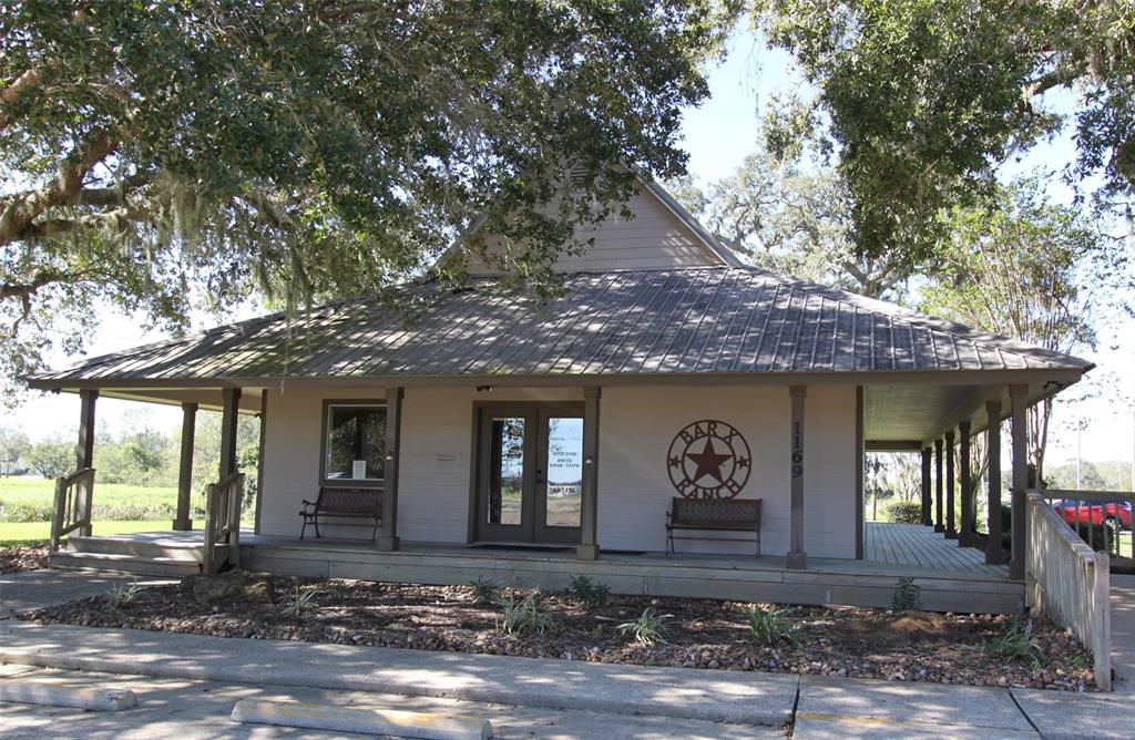 381 Horse Shoe Trail, Angleton, Texas image 10