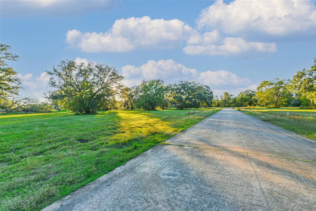 381 Horse Shoe Trail, Angleton, Texas image 3