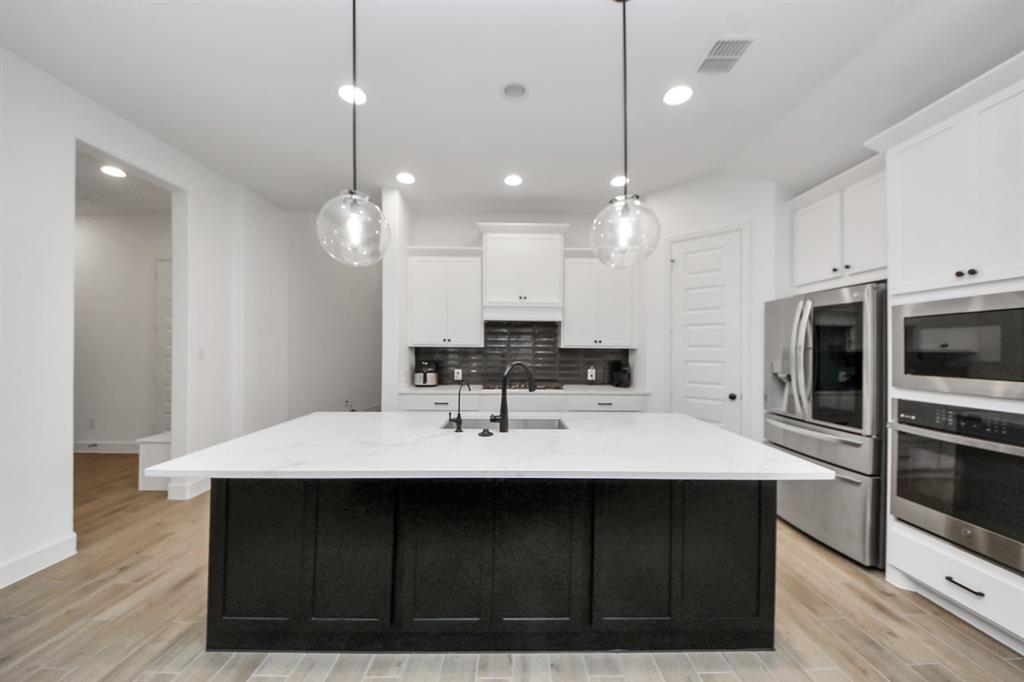 210 West Netleaf Court