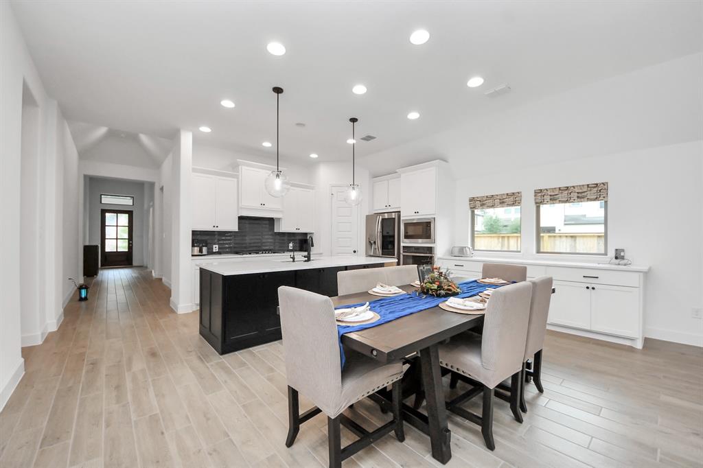 210 West Netleaf Court