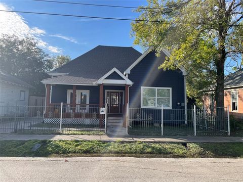 Photo of 1607 Chapman Street, Houston, TX 77009 (MLS # 34490316)