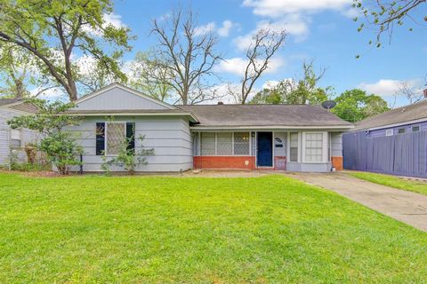 Single Family Residence in Houston TX 5622 Belmark Street.jpg