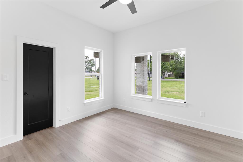 906 S Walker Street, Angleton, Texas image 34