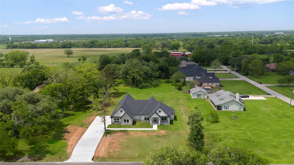 906 S Walker Street, Angleton, Texas image 2