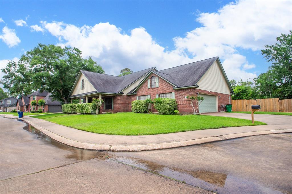 9 Cay Court, Angleton, Texas image 1