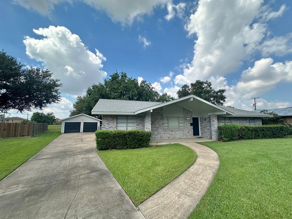 685 Birchwood Drive, Port Neches, Texas image 1