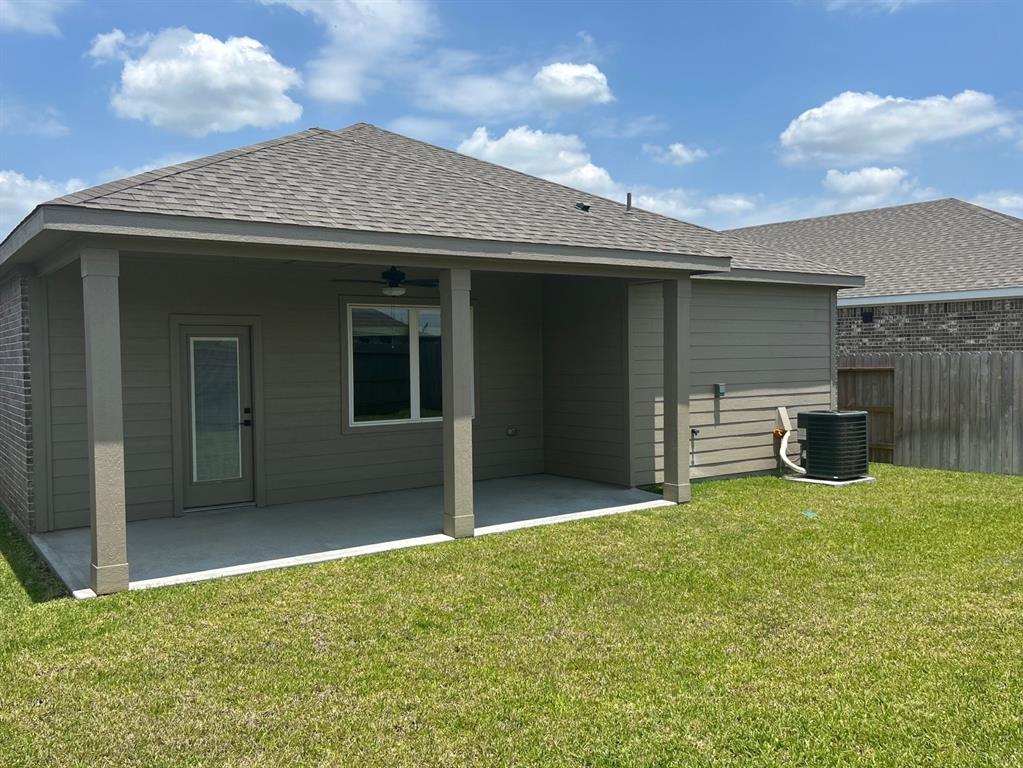 1022 Whispering Winds Drive, Beasley, Texas image 2