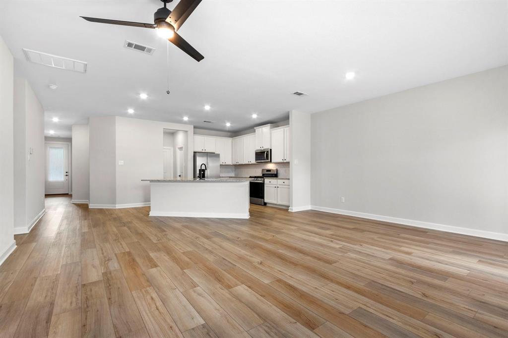 1022 Whispering Winds Drive, Beasley, Texas image 6