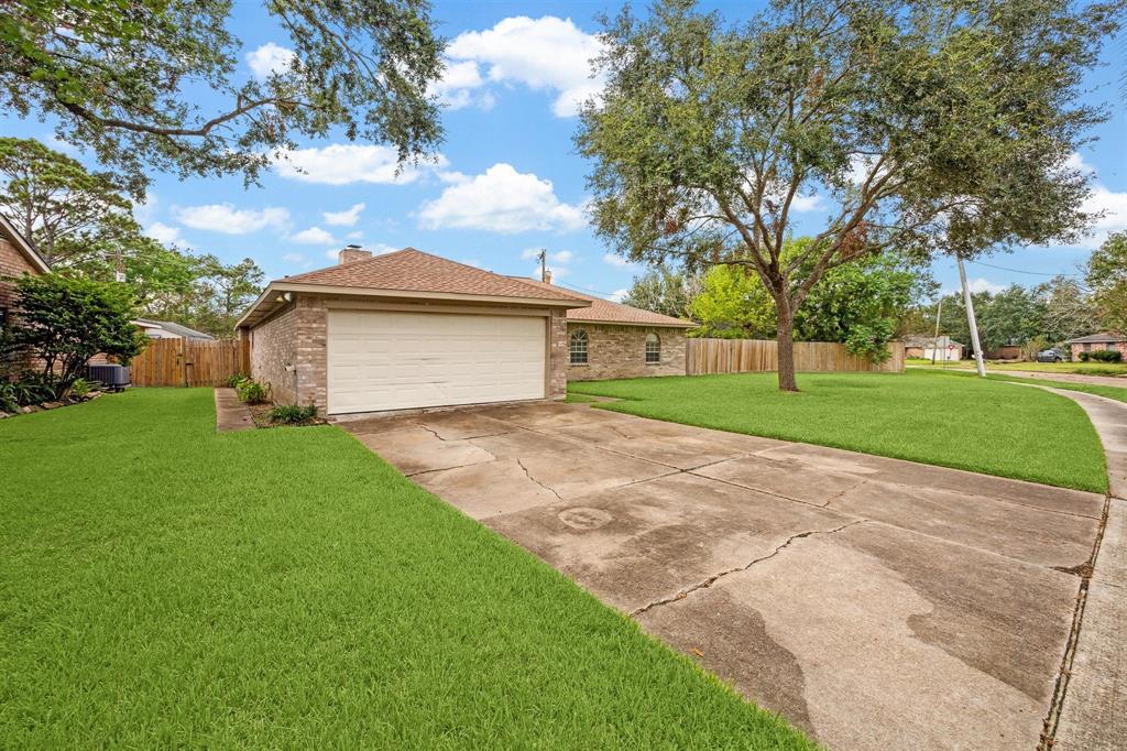 307 Dover Lane, Friendswood, Texas image 3