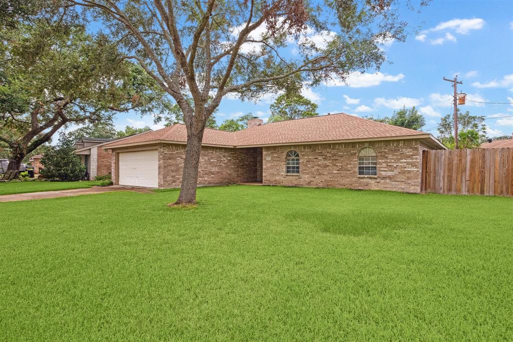 307 Dover Lane, Friendswood, Texas image 2