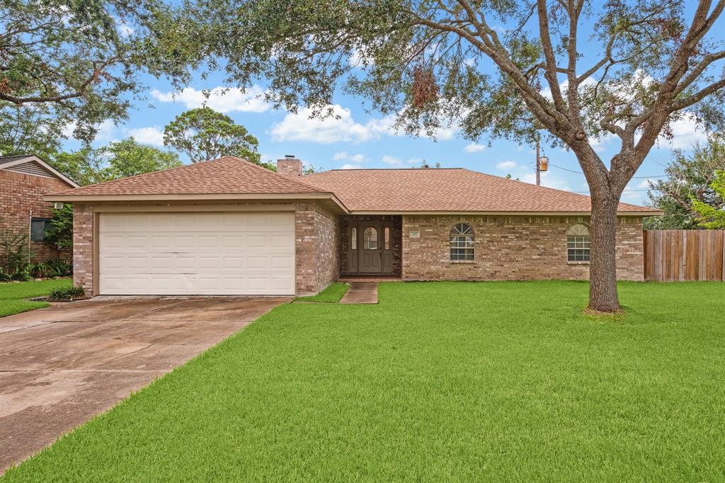 307 Dover Lane, Friendswood, Texas image 1