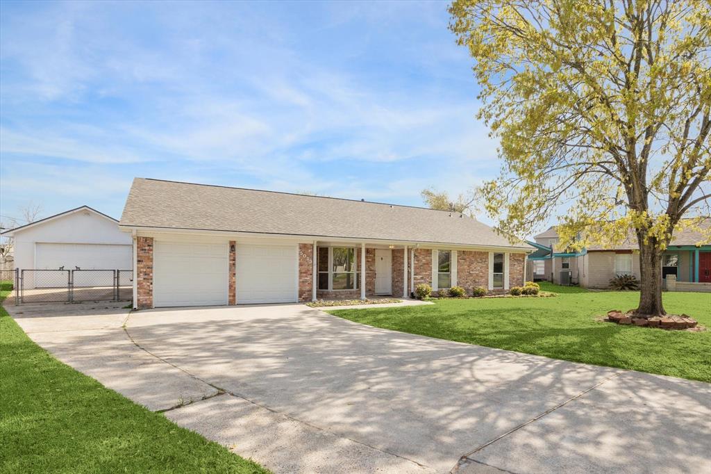 5023 Briarbrook Drive, Dickinson, Texas image 1