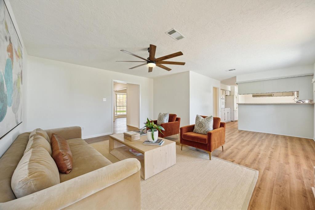 5023 Briarbrook Drive, Dickinson, Texas image 11