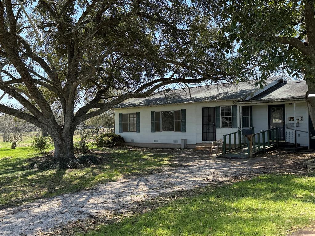8406 W County Line Road, Schulenburg, Texas image 1