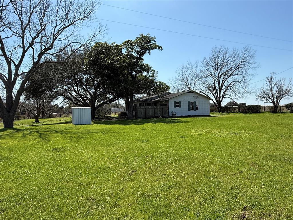 8406 W County Line Road, Schulenburg, Texas image 2